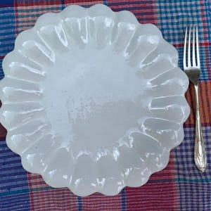 Inspirée de modèles des XVIIIe et XIXe siècles ~ Charme français artisanal de l'ancien monde, Astier de Villatte 1 assiette festonnée Marguerite