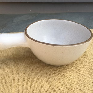 Vintage Heath Keramik, Kalifornien, saubere, schlanke und moderne Coupe-Linie in selten gesehener Chowder-Griffschale in halbmatter Glasur Sand