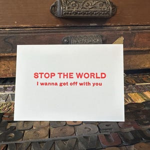 Arrêtez le monde, je veux descendre avec vous - carte de Saint-Valentin imprimée en typographie