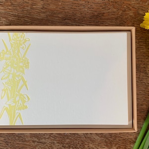 Narzissen-Korrespondenzkarten - Im Buchdruck gedruckte Karten mit Frühlingsblumenmotiv, handbedrucktes Briefpapier-Set