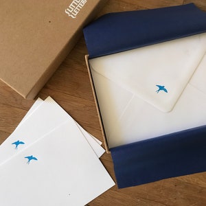 Blaues Briefumschlag-Set mit Schwalbenmotiv, bedruckte Briefumschläge, Geschenkbox