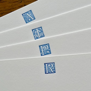 Personalisierte Monogrammkorrespondenzkarten, Buchdruck mit verzierten Blumeninitialen