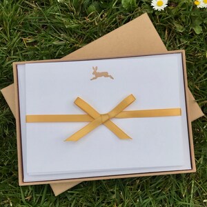 Juego de tarjetas de correspondencia con conejo y liebre: tarjetas de correspondencia impresas en tipografía con motivo de conejo dorado, sobres, caja de regalo