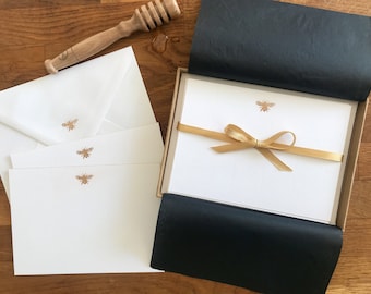 Cartões de correspondência com abelhas - cartões impressos em tipografia, personalização opcional, motivo de abelha dourada, bordas pintadas, envelope impresso, caixa de presente
