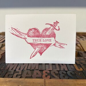 Tarjeta de San Valentín personalizada: tipografía impresa, linograbado original, corazón de amor estilo tatuaje, agregar nombre o mensaje al frente y al interior