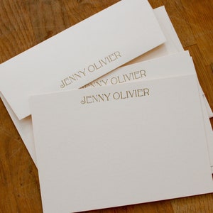 Gepersonaliseerde correspondentiekaarten, gouden boekdrukkaarten met naam in art deco-lettertype