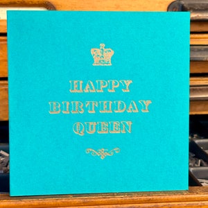Cartão Rainha de Aniversário - impresso em tipografia, verde-azulado e dourado