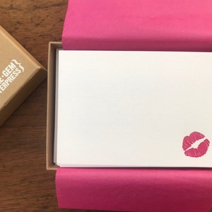 Lippenstift Kusskarten - Briefdruck bedrucktes Briefpapier Set mit rotem oder magenta Lippenmotiv, Geschenkbox