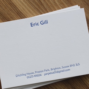 Personalisierte Letterpress Briefpapier - Briefkarten, Briefpapier, Name und Adresse, Gill Sans-Schrift in verschiedenen Größen