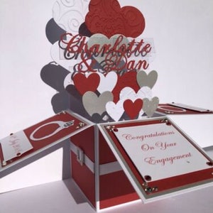 Carte de fiançailles faite main personnalisée avec coeurs rouges félicitations mariage