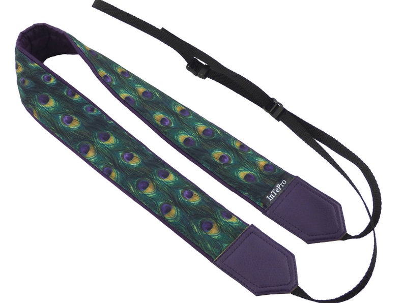 Personalized camera strap with peacock pattern Photo accessory for animal lovers.