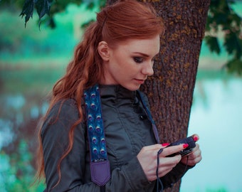 Personalized camera strap with green peacock pattern. Photo accessory for animal lovers.