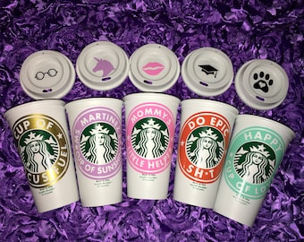 Könnte beinhalten: Fünf weiße wiederverwendbare Kaffeetassen mit verschiedenen Designs und Texten. Die Tassen haben Deckel mit verschiedenen Designs, darunter Brillen, ein Einhorn, Lippen, eine Graduation Cap und ein Pfotenabdruck. Der Text auf den Tassen lautet "CUP OF CUS", "MS MARTINEZ CUP OF SUNSHINE", "MOMMY'S LITTLE HELPER", "DO EPIC SHT" und "HAPPY CUP OF LOVE".