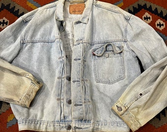 Original Levis 80s type 1 reproduction size    Xl  made in canada see pgoto for signs of wear and marks/stains  in great shape