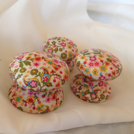 Les perles et bouton box-en bois rose ditsy fleur design boutons 30mm
