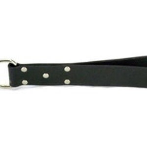 Puede incluir: Una correa de cuero negra con un anillo de metal plateado y cuatro remaches plateados. La correa mide aproximadamente 45 cm de largo.