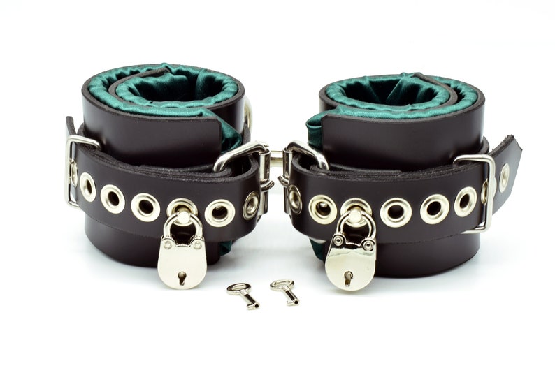 Verriegelung grüne Satin gefüttert Leder Ankle Bondage Manschetten reife Bild 1