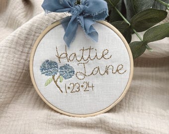 Art personnalisé de cerceau de broderie de nom de bébé, décor floral de chambre de bébé d'hortensias