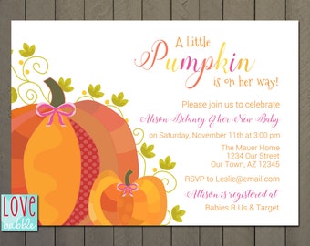 Puede incluir: Una invitación a una fiesta de bienvenida al bebé con temática de calabaza. La invitación presenta dos calabazas, una grande y una pequeña, con lazos rosas. El texto de la invitación dice "A Little Pumpkin is on her way!" e incluye detalles sobre el evento, como la fecha, la hora, la ubicación y la información de RSVP.