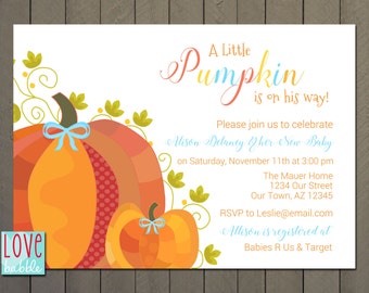 Puede incluir: Una invitación a una fiesta de bienvenida al bebé con temática de calabaza. La invitación presenta dos calabazas naranjas con lazos azules y hojas verdes. El texto de la invitación dice "A Little Pumpkin is on his way!" e incluye detalles sobre el evento, como la fecha, la hora, la ubicación y la información de RSVP. La invitación también indica que los futuros padres están registrados en Babies R Us y Target.