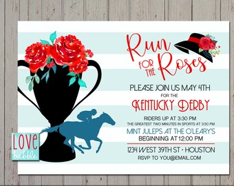 Könnte beinhalten: Eine Einladung zu einer Kentucky Derby Party mit einem blau-weiß gestreiften Hintergrund. Die Einladung zeigt eine schwarze Silhouette einer Trophäe mit roten Rosen, einem Jockey, der ein Pferd reitet, und dem Text "Run for the Roses". Die Einladung enthält auch das Datum, die Uhrzeit und den Ort der Party.
