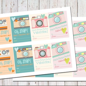 以下が含まれることがあります： ヴィンテージカメラのデザインが施された、印刷可能なバレンタインデーのギフトタグ。タグはピンク、ブルー、オレンジなど、さまざまな色とデザインがあります。タグのテキストには、「Oh Snap! Happy Valentine's Day!」と「You're Picture Perfect Valentine!」が含まれています。
