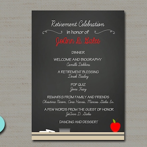 Puede incluir: Una invitación de celebración de jubilación estilo pizarra. La invitación presenta el texto "Retirement Celebration in honor of JoAnn & Gales". La invitación incluye un menú de cena, un gráfico de manzana y gráficos de tiza y borrador.