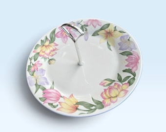 Prato para bolo Royal Doulton com estampa floral em tons pastel e alça.