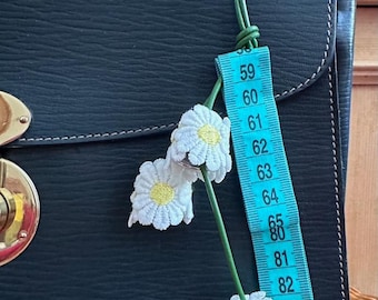 Porte-clés marguerite en forme de dé à coudre avec mètre ruban vert - Breloque florale tendance - Indispensable - Idée cadeau pour la fête des mères - (8)