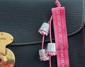 Ciondolo per borsa a forma di ditale con fiori rosa e metro a nastro rosa - Mughetto di tendenza - Un must-have - Idea regalo per la festa della mamma