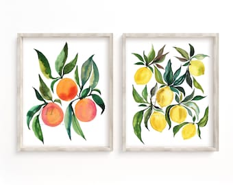 Könnte beinhalten: Zwei gerahmte Aquarellbilder von Zitruszweigen. Das linke Bild zeigt einen Zweig mit Orangenfrüchten und grünen Blättern. Das rechte Bild zeigt einen Zweig mit Zitronen und grünen Blättern.