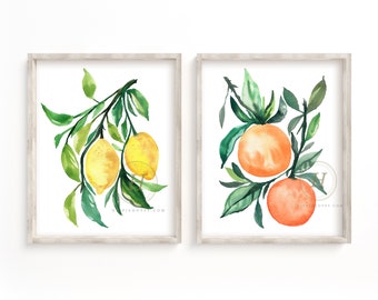 Könnte beinhalten: Zwei Aquarellbilder von Obstzweigen. Das erste Bild zeigt einen Zweig mit Zitronen und grünen Blättern. Das zweite Bild zeigt einen Zweig mit Orangen und grünen Blättern.