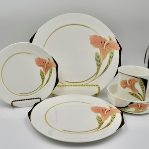 Villeroy & Boch Iris Peach and Black 5-Piece Place Setting Made in Luxembourg 1980s-1990s Retired Pattern
