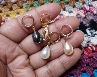 ESM6 Faux pearl and Cowrie Shell stitch marker progress keeper for both set knitting and crochet ready to ship