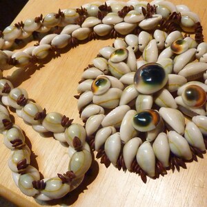 Kauri en andere schelp met kleine bruine zaadjes, ketting, rond middenstuk 4,5&quot;, 18&quot; van achterkant nek tot onderkant hanger, geweldige staat