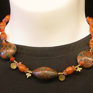 Ethnischen Stil Halskette mit afrikanischen Handels Messing, indische Messing Amulette und Kupferdraht Abstandhalter, blaugrün; und Rost Polymer Millefiori Perlen, 23 in