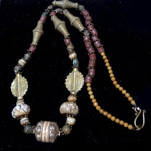 Coquille de conque tibétaine avec inscriptions de prières en blanc, petites perles de laiton incrustées d&#39;os Laiton africain et petites perles de jaspe. 26 pouces.