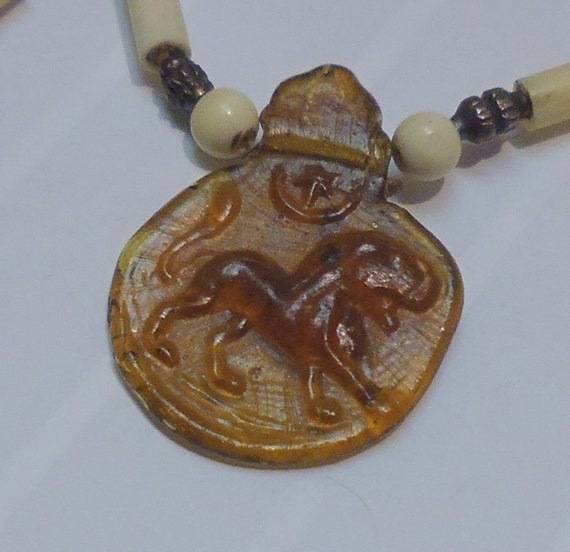 Ancient Roman, 100 AD. glass pendant, lion image,… - image 1
