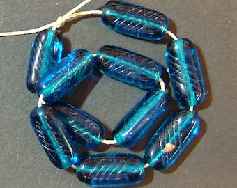 BZ65 --Vintage transparent blau längliche geätzte Pressglasperlen aus Tschechien, 10 Perlen, 15mm (BZ65)