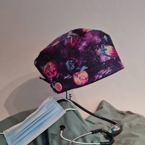 Scrub Cap avec boutons, casquette médicale pour femmes, capuchon chirurgical, planètes et étoiles, système solaire, violet réglable avec boutons, RN, RT, anesthésie