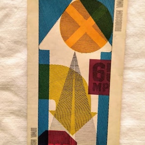 Könnte beinhalten: Vintage Broschüre der Sinclair Tankstelle für Iowa und Missouri. Die Broschüre zeigt ein farbenfrohes geometrisches Design mit den Worten "IOWA MISSOURI" und "TOP". Das Sinclair-Logo ist ebenfalls sichtbar.