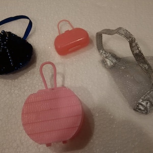 Carteras de Barbie, carteras vintage para muñecas Barbie de Mattel, bolsos clásicos de los años 60, 70 y 80 con percha de Barbie con monograma, accesorios de Barbie, ropa de Barbie