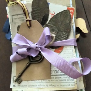 Decorazione di lettere d'amore, pila di lettere e ricordi, pezzo di conversazione decorativo, lettere d'amore francesi