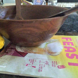 Primitive Salad Bowl Set Walnut Wood, 6 Bowls and 2 Tongs, 70s Walnut Wood Salad Bowl Set, Rustic Vintage Kitchen, Farmhouse Kitchen