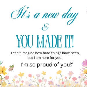 Może przedstawiać: Obraz z białym tłem i tekstem "It's a new day & YOU MADE IT!" w turkusowym skrypcie. Tekst "I'm so proud of you" jest również dołączony. Obraz jest ozdobiony motylami i kolorowymi kwiatami.