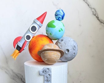 Fondant Space, Astronaut, Around the Sun, gravity defying Cake topperAwesome