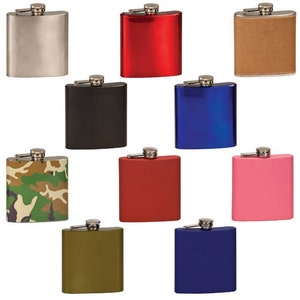 Pu&ograve; includere: Una collezione di fiaschette in acciaio inossidabile in vari colori, tra cui argento, rosso, nero, blu e rosa. Alcune fiaschette presentano un motivo mimetico o una texture simile alla pelle scamosciata marrone. Ogni fiaschetta ha un tappo argentato incernierato.