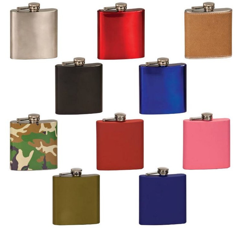 Pu&ograve; includere: Una collezione di fiaschette in acciaio inossidabile in vari colori, tra cui argento, rosso, nero, blu e rosa. Alcune fiaschette presentano un motivo mimetico o una texture simile alla pelle scamosciata marrone. Ogni fiaschetta ha un tappo argentato incernierato.