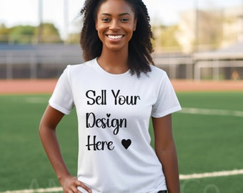 Black Woman Tshirt Mockup, African American Model, Sports Baseball Softball Mom Stock, White T-Shirt Mockup, Voor Clipart PNG SVG Sublimatie
