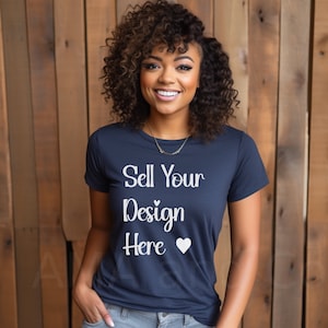 Maqueta de camiseta azul marino, maquetas de modelo de mujer afroamericana, maqueta de estilo de vida de cultura negra, maqueta de camiseta azul marino